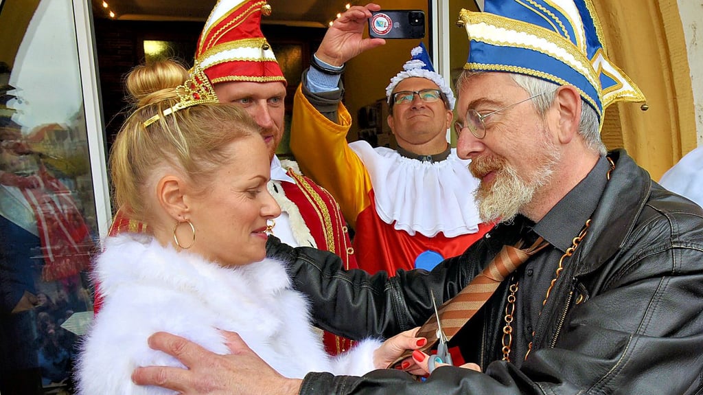 Zupackend am 11.11.  um 11 Uhr 11 auf dem Barbyer Marktplatz: Kanu-Prinzessin Alexandra I. säbelt Bürgermeister Jörn Weinert die Krawatte ab.