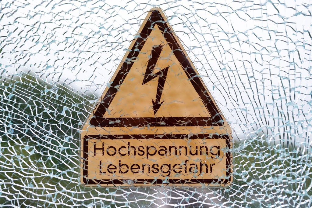 In Senftenberg kletterten zwei Männer auf einen Güterzug, der anfuhr. Einer von ihnen erlitt einen Stromschlag. (Symbolbild)