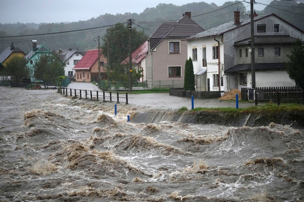 Extremwetter wie verheerende Regenfällen nehmen mit dem Klimawandel zu (Archivbild)