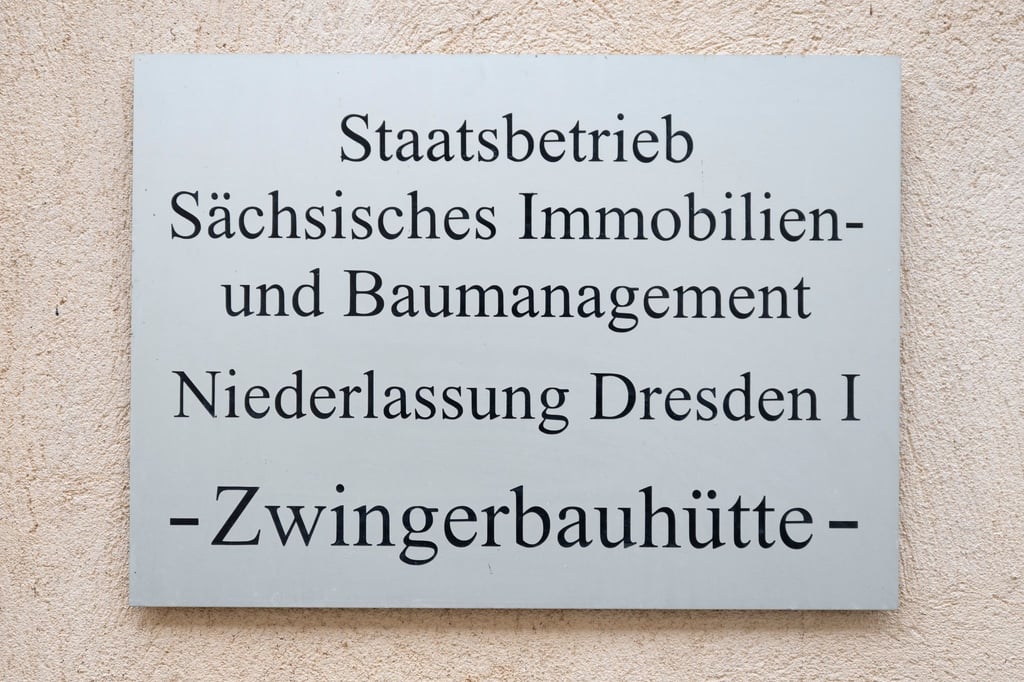 Eine Plakette mit der Aufschrift „Zwingerbauhütte“.