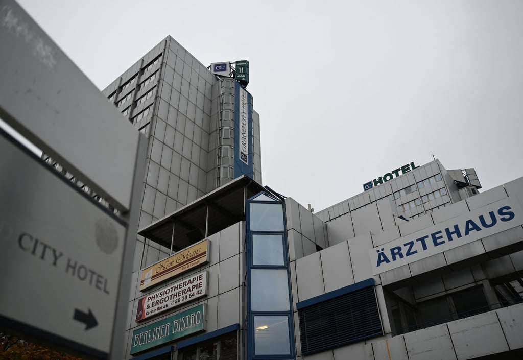In ein ehemaliges Hotel in der Landsberger Allee in Lichtenberg sind inzwischen Flüchtlinge eingezogen. (Archivbild)