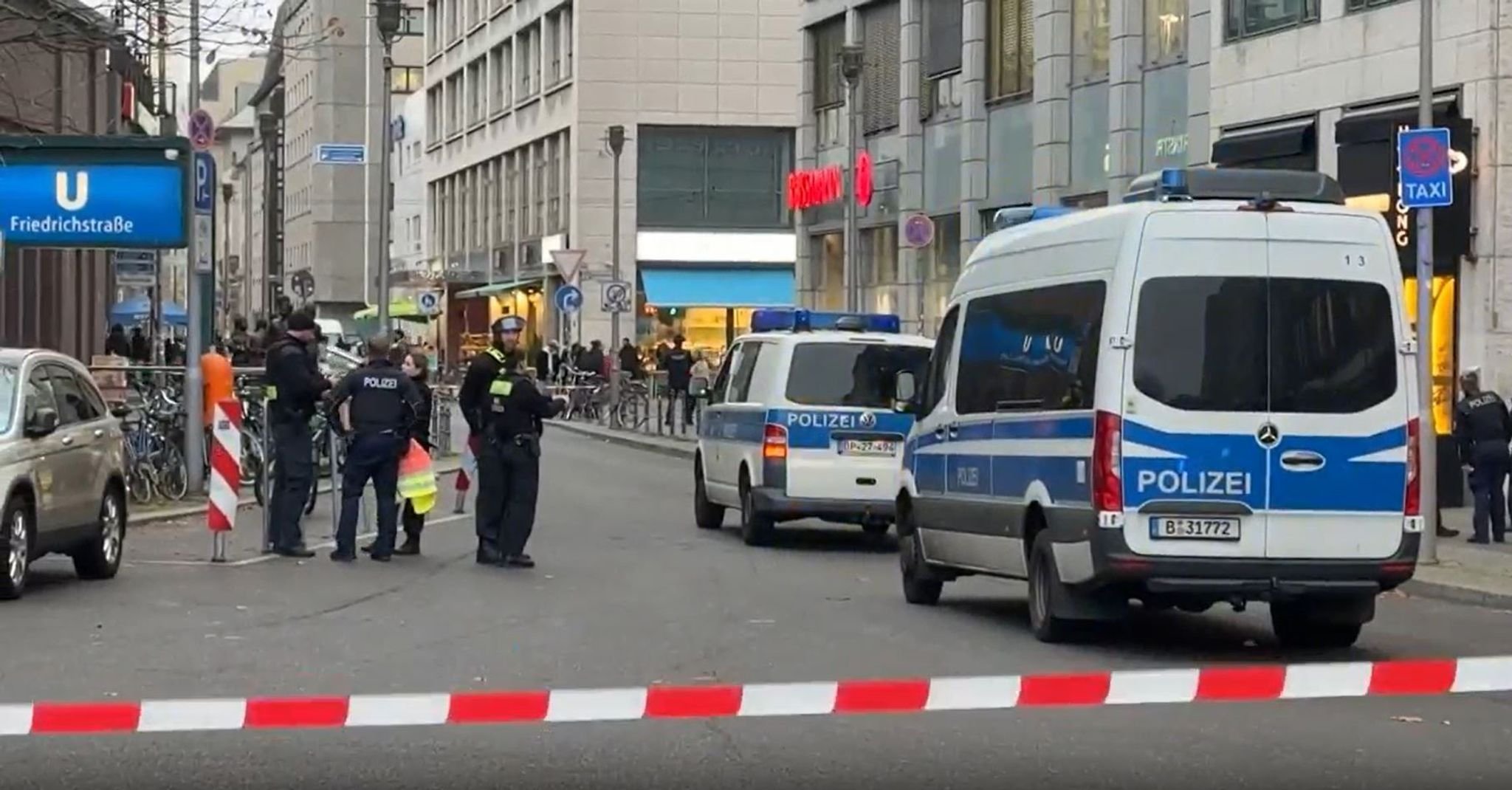 Berlin-Mitte: Polizeieinsatz Nach Hinweis Auf „waffenähnlichen Gegenstand“