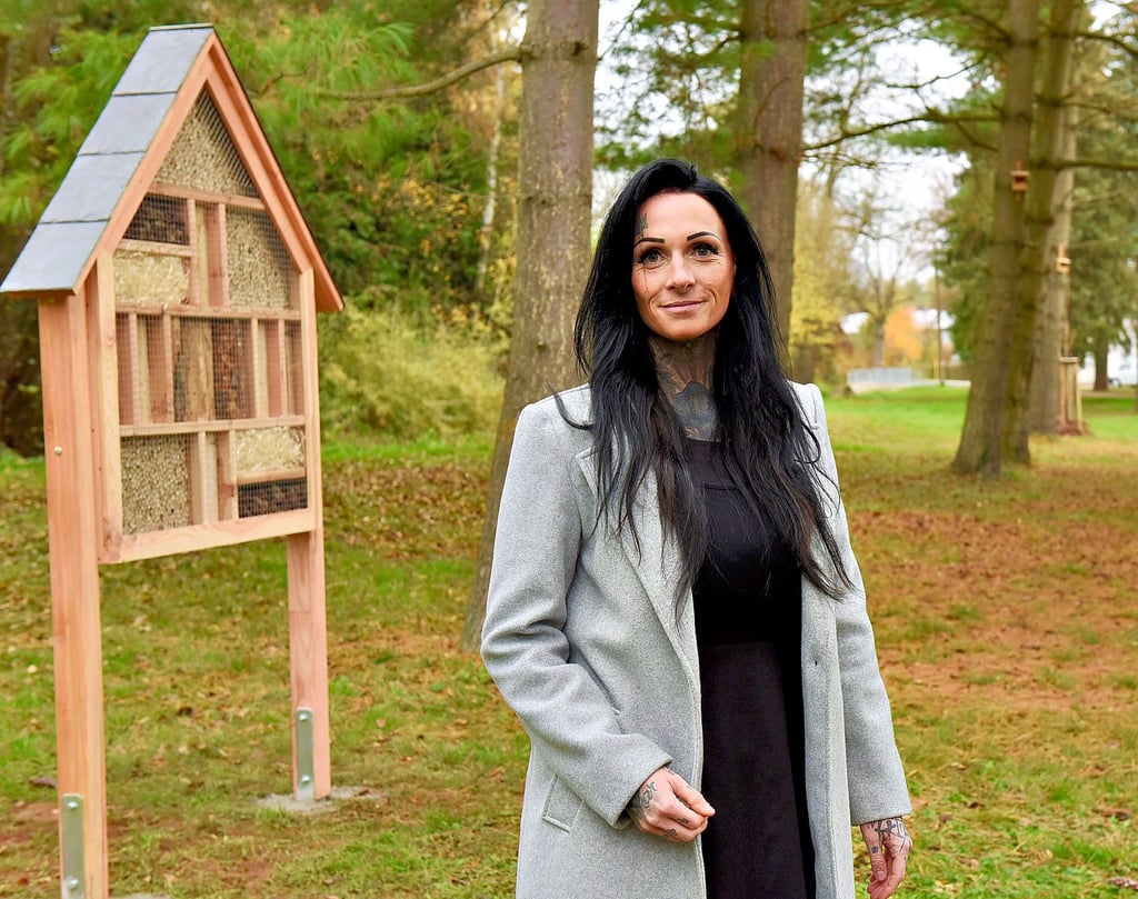 Jenny Sander freut sich über das neue Insektenhotel im Park.
