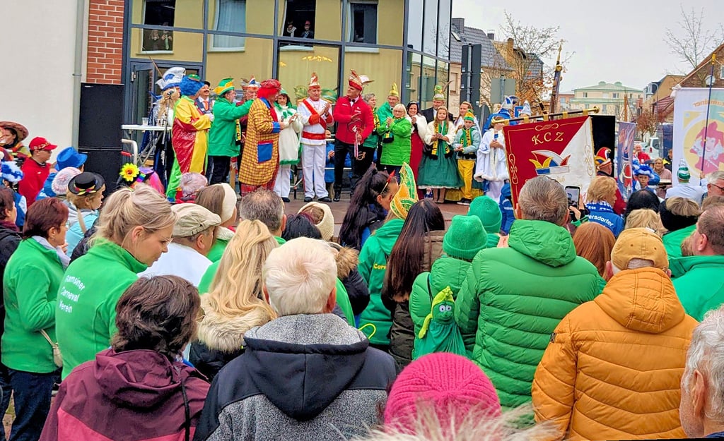 Beste Stimmung herrschte zum Karnevalsauftakt vor dem Rathaus in Sandersdorf. Die zahlreichen Zuschauer feierten ausgelassen.