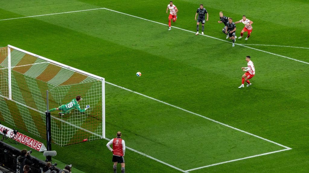 André Silva trifft per Elfmeter zum 1:1 gegen Union im DFB-Pokal-Halbfinale 2022.