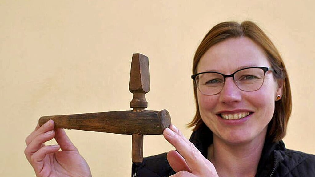 Michaela Seiferheld mit dem bei Renovierungsarbeiten gefundenen hölzernen Zapfhahn.