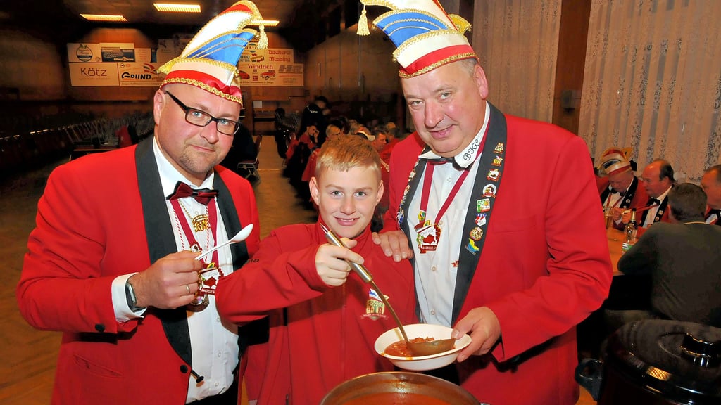 David Fuhrmann, Ben Malte Fuhrmann und Matthias Könemann (von links) versorgen die Mitglieder des BKC mit Soljanka.