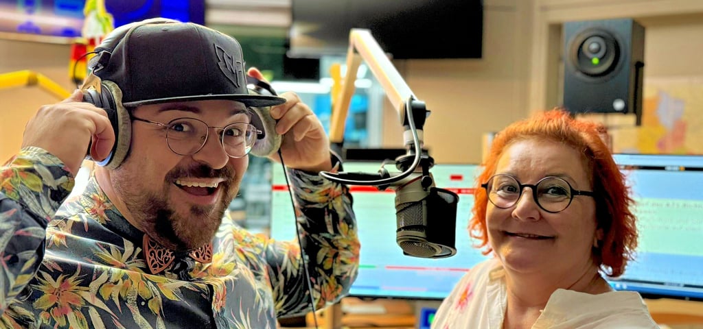Spielen sich in der MDR-Sendung „Der schönste Morgen“ die Bälle zu: Moderator Lars Wohlfahrt und die Bad Kösenerin Heike Kretzschmann.