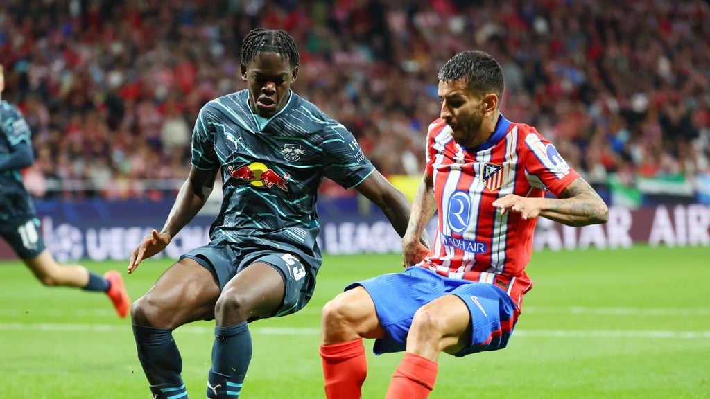 Castello Lukeba (l.) stand im Champions League-Spiel gegen Atlético Madrid unter Beobachtung.