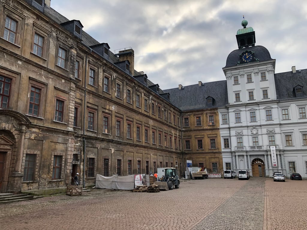 Der Südflügel des Weißenfelser Schlosses Neu-Augustusburg soll im Rahmen des Strukurwandels saniert werden, wobei die Kosten gestiegen sind.