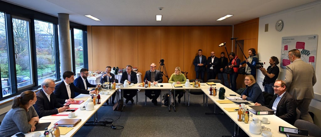 Spitzenvertreter von CDU, BSW und SPD verhandeln über die mögliche Bildung einer sogenannten Brombeer-Koalition.