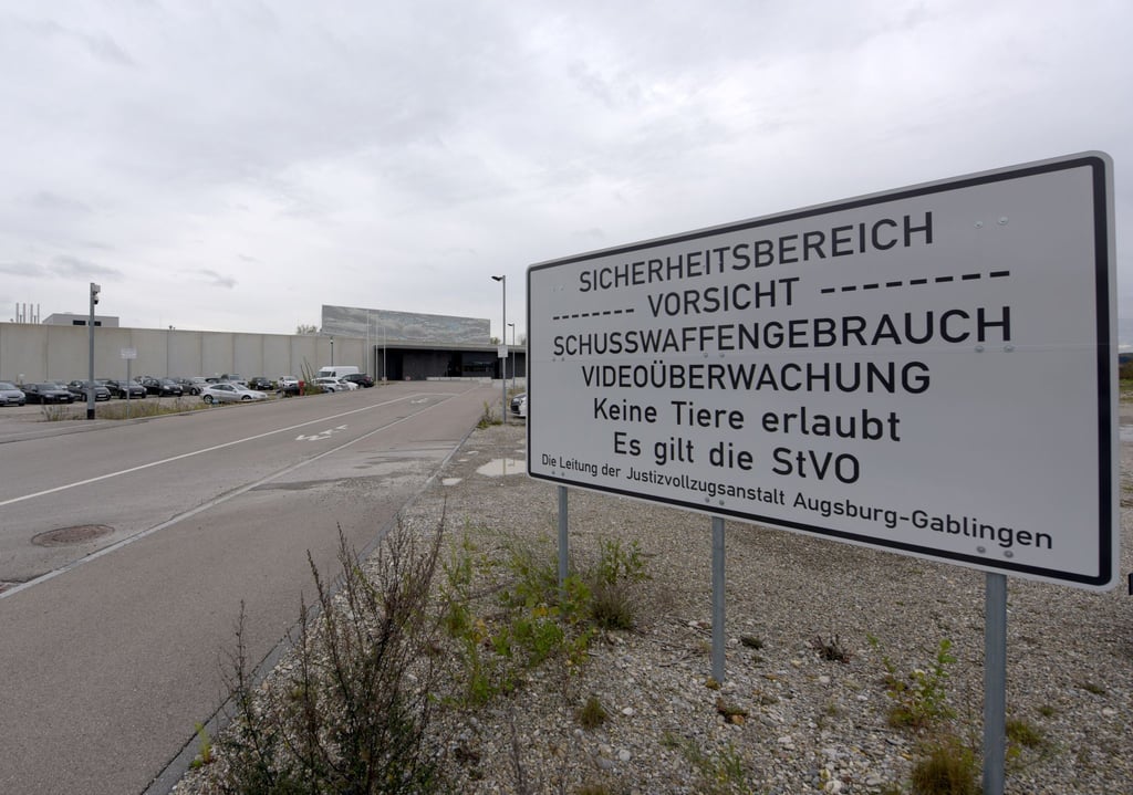 Gegen Mitarbeiter der Justizvollzugsanstalt Augsburg-Gablingen wird wegen des Verdachts der Körperverletzung ermittelt. (Archivbild)