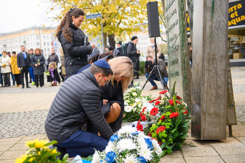 Niedergelegte Kränze sind am Mahnmal für die Alte Synagoge Magdeburg zerstört worden.