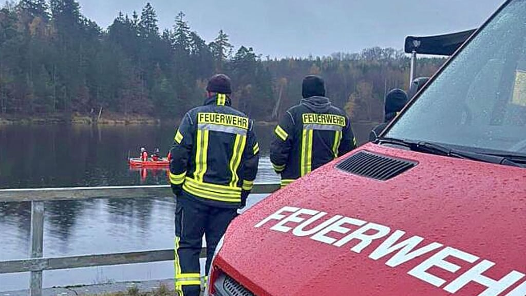 Tauchen haben einen Toten aus dem Teufelsteich bei Harzgerode geholt. Der Bergung ging eine stundenlange Suche voraus.