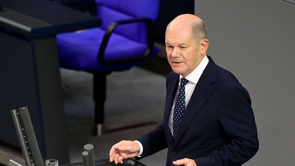 Bundeskanzler Olaf Scholz (SPD) gibt erstmals nach dem Ampel-Aus eine Regierungserklärung im Bundestag in Berlin ab.&nbsp;