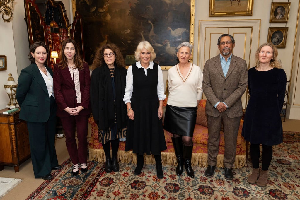 Preisträgerin Harvey (rechts) und die übrigen Nominierten wurden zuvor von Königin Camilla (Mitte) empfangen.