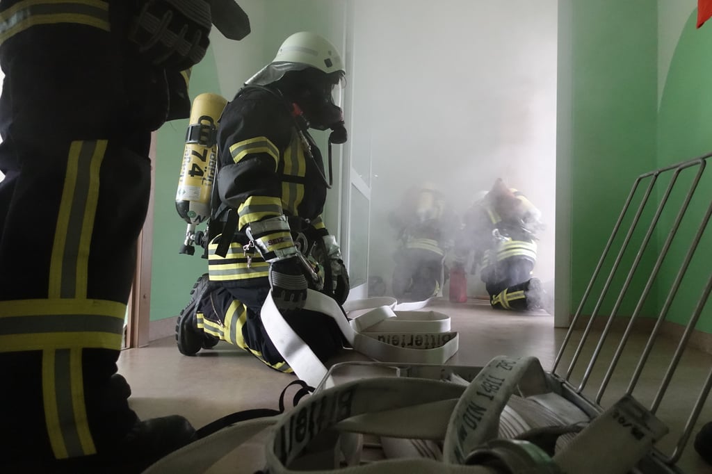 Was tun bei einem Brand in einer Grundschule? Die Kameraden üben den Ernstfall.