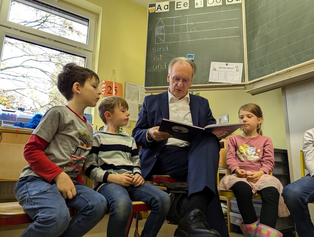 Auftritt Landesvater: Sachsen-Anhalts Ministerpräsident Reiner Haseloff (CDU) beim bundesweiten Vorlesetag in der 1. Klasse der Siedlungs-Grundschule in Bad Dürrenberg.