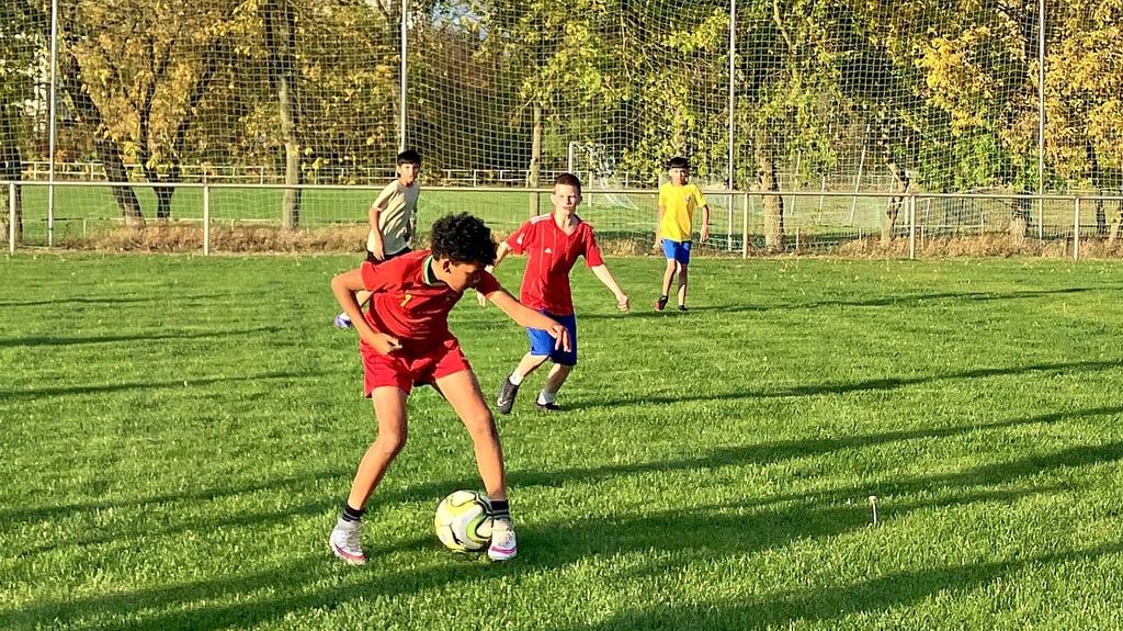 Thomas’ (vorne in rot) Leidenschaft ist das Fußballspielen, auch wenn seine Sehkraft immer weiter nachlässt. Er spielt im Verein FSV 67 Halle.