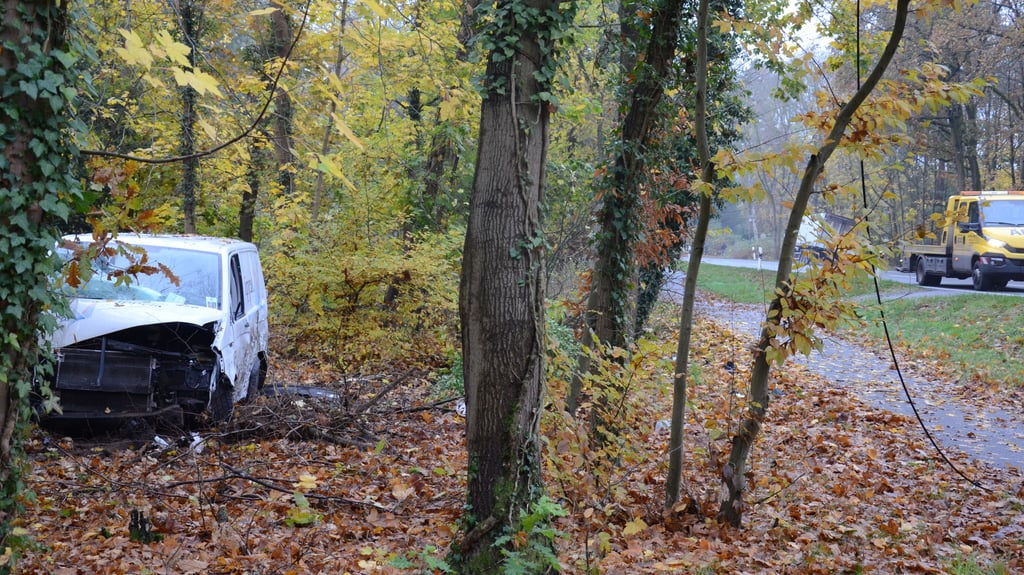 Ein Transporter ist am Dienstagmorgen mit einem Lkw auf der Bundesstraße 248 zwischen Kuhfelde und Vitzke kollidiert.
