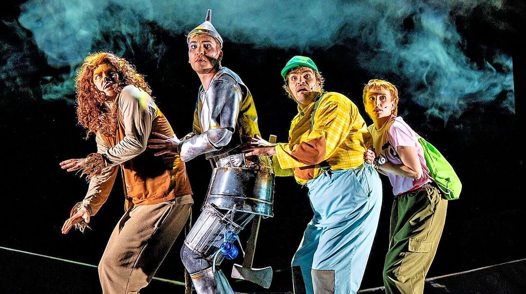 Fynn Zinapold (von links), Paul Worms, Oscar Seyfert und Siri Wiedenbusch im Weihnachtsstück „Der Zauberer von Oz“ am Stendaler Theater.