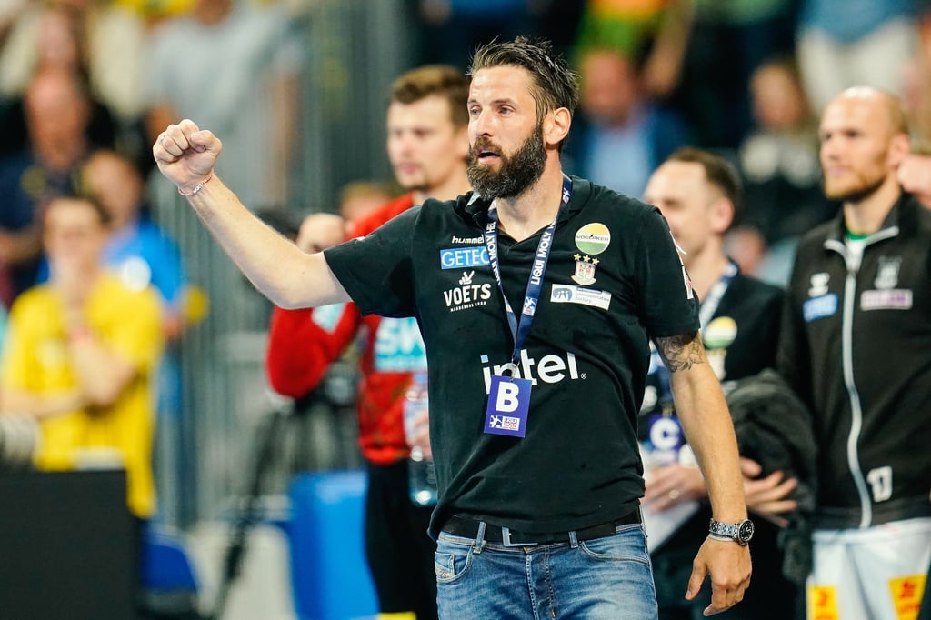 Trainer Bennet Wiegert muss die Handballer des SC Magdeburg auf große Herausforderungen einschwören.