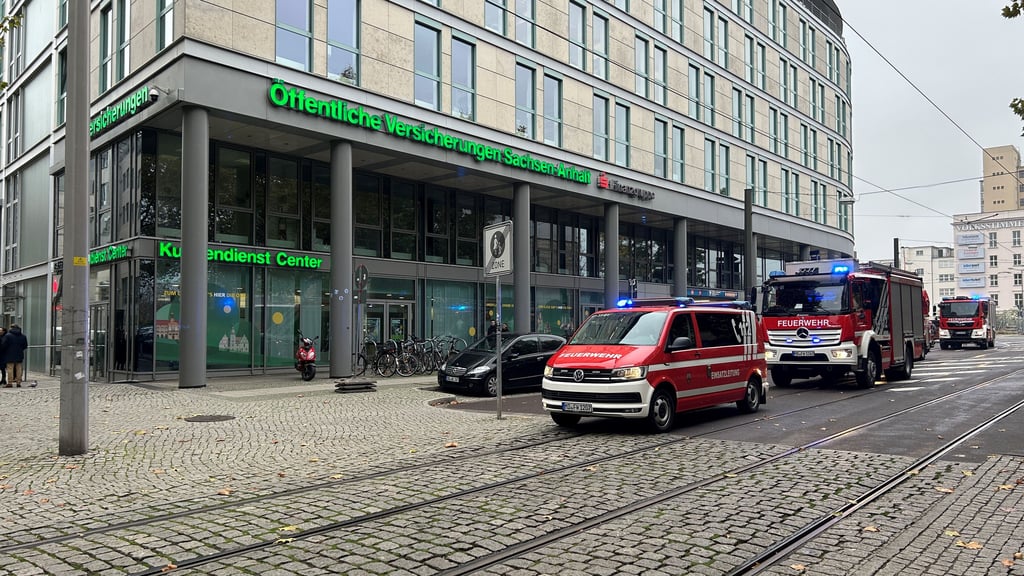 Die Feuerwehr rückte vor dem Bürogebäude im City Carré an.