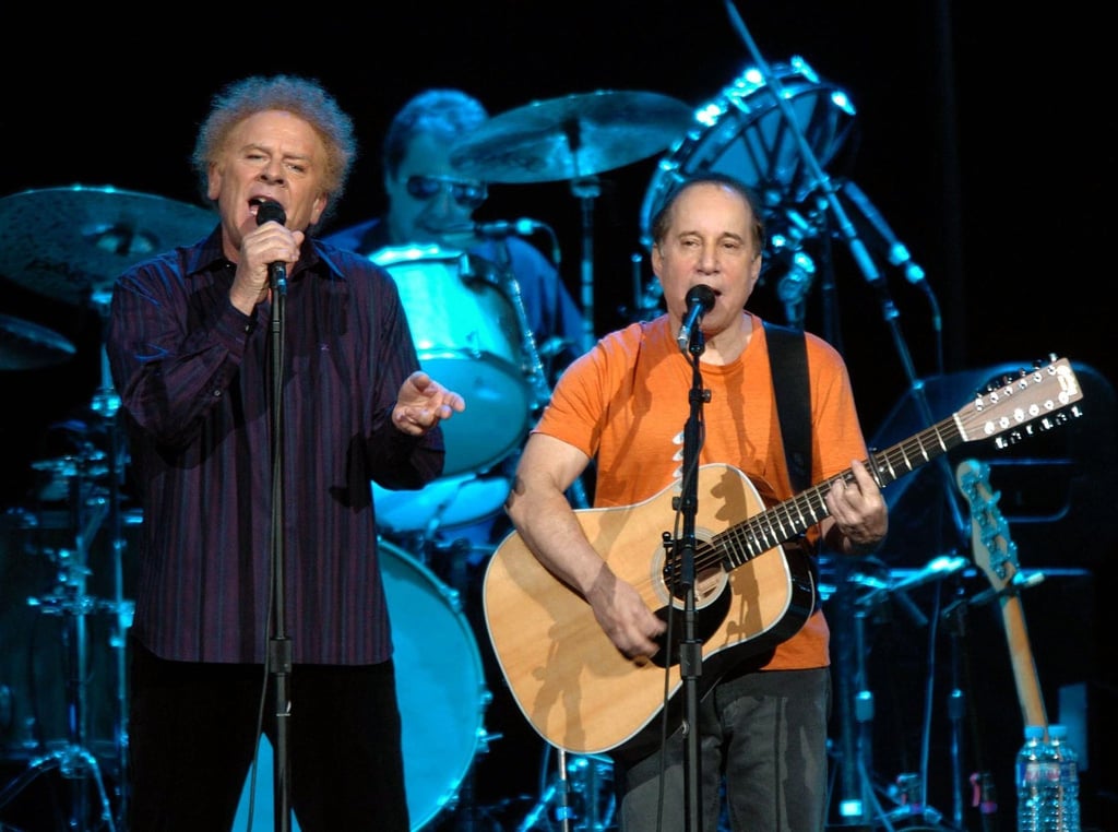 Die beiden lange zerstrittenen Musiker Paul Simon (r) und Art Garfunkel haben sich wieder vertragen. (Archivbild)