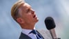 Max Raabe sorgt derzeit mit seinem Palast Orchester bei Konzerten in Ostdeutschland für gute Stimmung. (Archivbild)