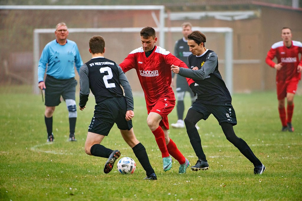 Robin Engel (in roter Spielkleidung), hier bedrängt von SVM-Akteur Jonas Gerhardt (r.), verlor mit der Spielgemeinschaft Balgstädt/Laucha II 0:2 gegen den Ranglistendritten Mertendorf.