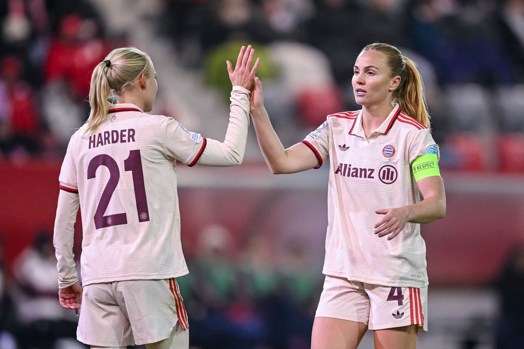 Pernille Harder (l) und Glodis Perla Viggosdottir feiern den Sieg gegen die Norwegerinnen.