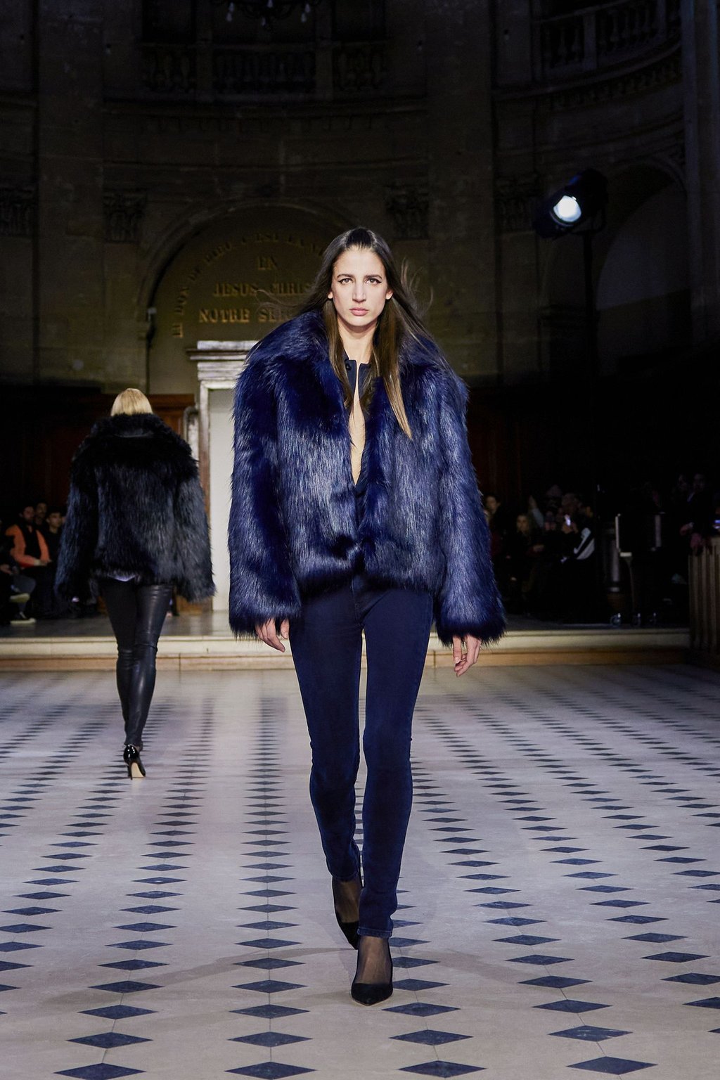 Mitternachtsblau erobert die Laufstege: Bei der 032c Ready-To-Wear Show glänzt eine Fake-Fur-Jacke in dem Ton (ca. 1.200 Euro).