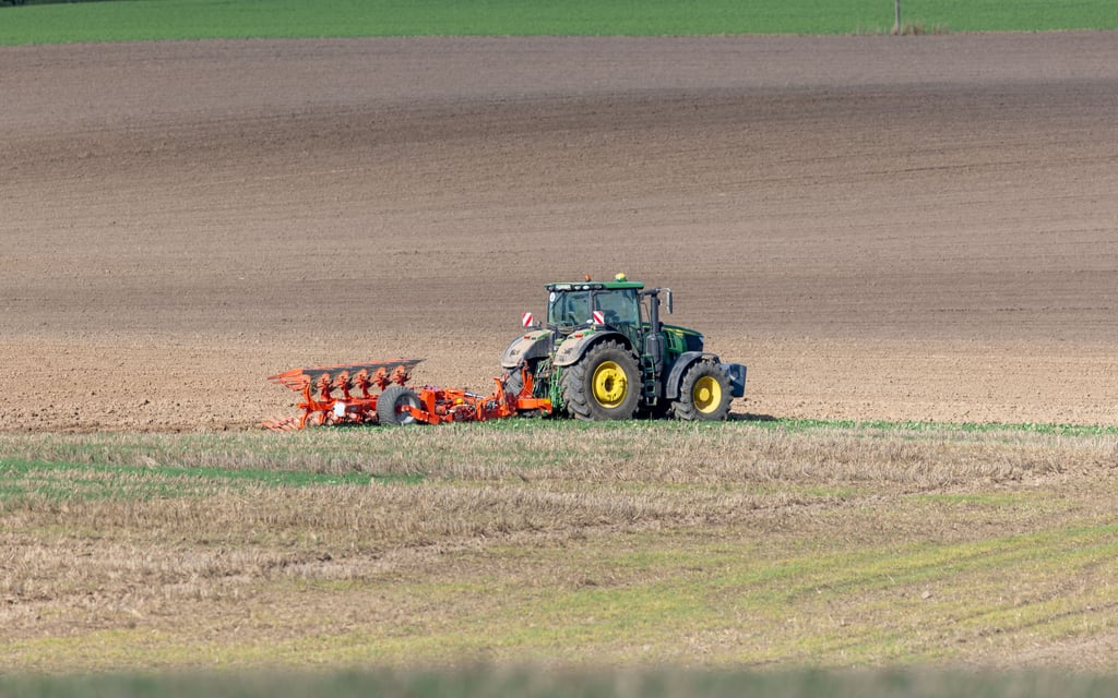 Einem Unternehmer aus dem Altmarkkreis wurde vorgeworfen, einen Mitarbeiter aufgefordert ohne Führerschein nicht nur auf dem Acker sondern auch im öffentlichen Verkehr zu fahren.
