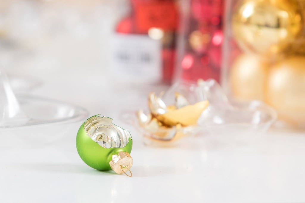 Schlechte Nachrichten zum Fest: Bei Arbeitsunfähigkeit kann der Arbeitgeber das Weihnachtsgeld unter Umständen kürzen.