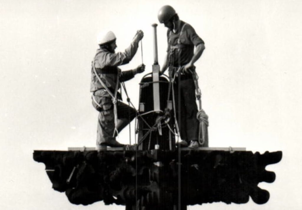 Eine Gruppe Bergsteiger kletterte 1983 auf die Spitze des Nordturms am Magdeburger Dom.