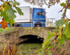 Die Gewölbebrücke in Menz ist marode. Über sie führt die vielbefahrene Bundesstraße 184, unter ihr verläuft der Regenwassergraben Polstriene. Die im Jahr 1880 erbaute Brücke wird abgerissen und ersetzt. Baubeginn soll heute sein. Autofahrer müssen daher mit Einschränkungen und Rückstau in Richtung Königsborn und auch Gommern rechnen.