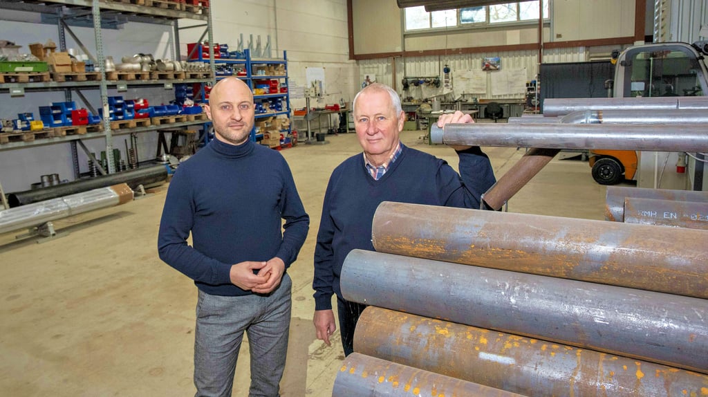 Matthias und Dietmar Schwiercz in der Lagerhalle des Unternehmens in Dessau. Der Vater ist für den Sohn ein wichtiger Ratgeber.