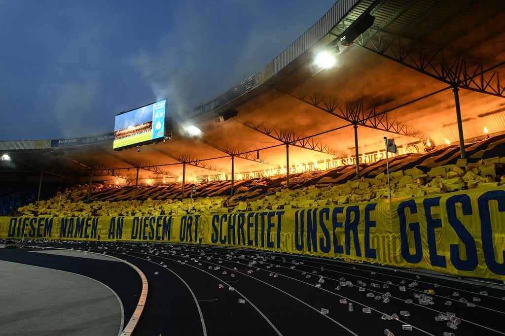 Fans von Eintracht Braunschweig beim Pokal-Spiel gegen Eintracht Frankfurt.