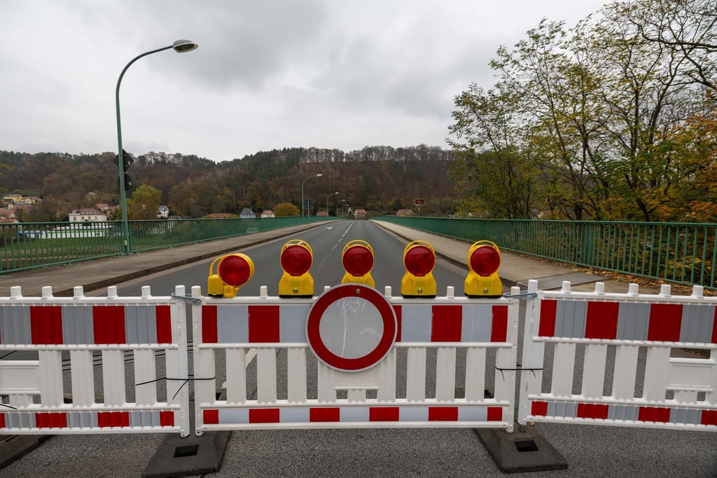 Das Handwerk im Oberen Elbtal fühlt sich durch die Sperrung der Brücke in Bad Schandau ausgebremst (Archivbild).