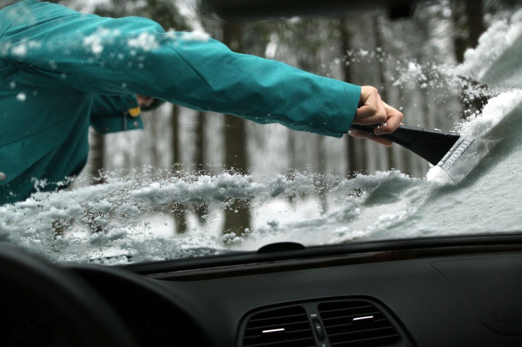 Freie Sicht: Alle Scheiben sowie das Dach sollten frei von Schnee und Eis sein, bevor es losgeht. Das entsprechende Zubehör gehört ins Auto.