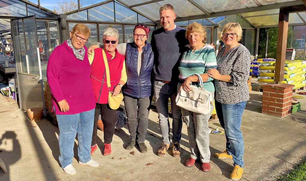 Konny Ketzler (2.v.r.) mit ihren Helfern beim Tödelmarkt in der Gärtnerei Mittendorf.