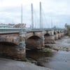 Blick auf die marode Stützwand der Anna-Ebert-Brücke in Magdeburg. Die untere Steinaufschüttung ist bereits eine Notsicherung.