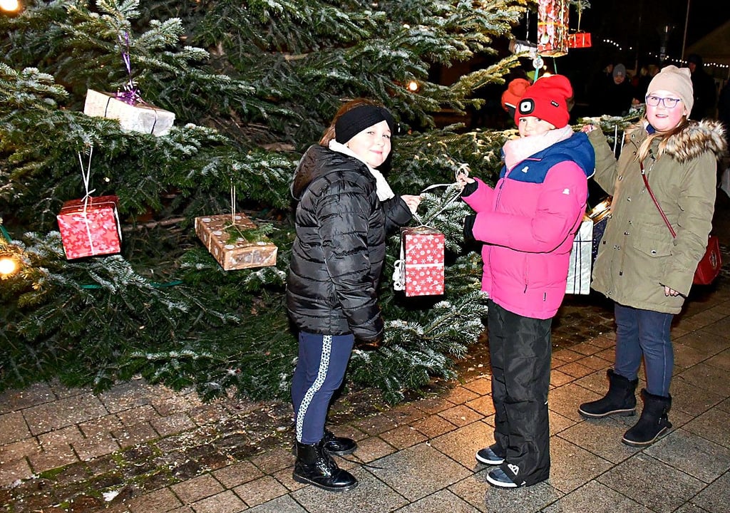 Kinder haben – wie 2023 – Freude beim Schmücken des Baumes.