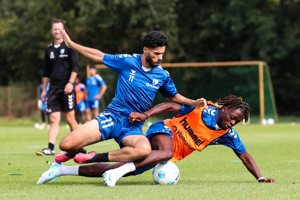 Die Blau-Weißen um Mohammed El Hankouri (l.) und Pierre Nadjombe trainieren am Donnerstag nicht, sondern spielen ab 12.30 Uhr in Hannover.