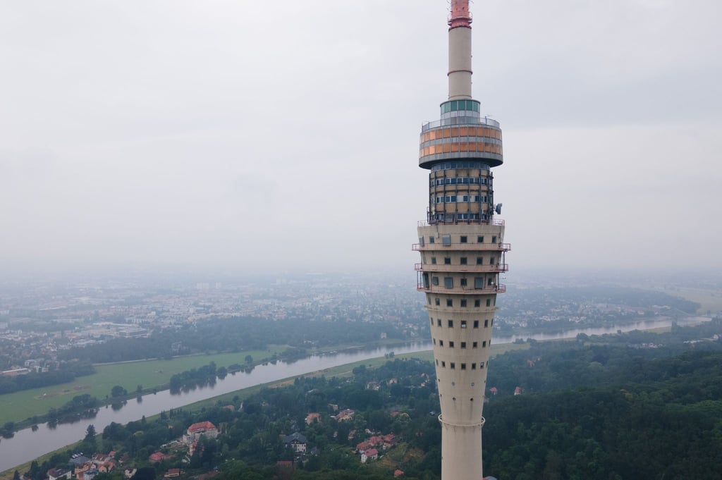 Die Grünen wollen die Pläne für eine Sanierung des Dresdner Fernsehturmes ad acta legen (Archivbild).