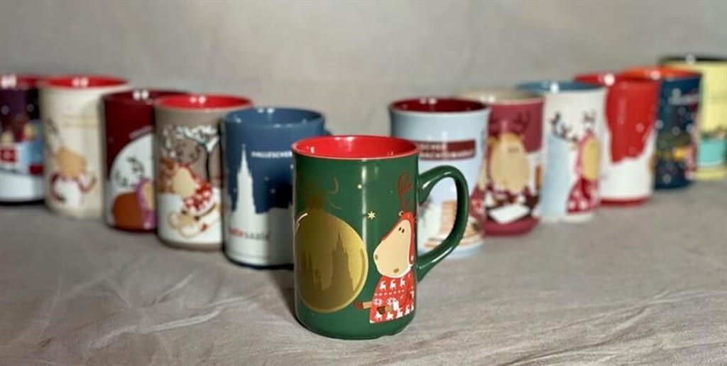 Ganz vorne strahlt die neue Glühweintasse, die es dieses Jahr auf dem Weihnachtsmarkt in Halle geben wird.