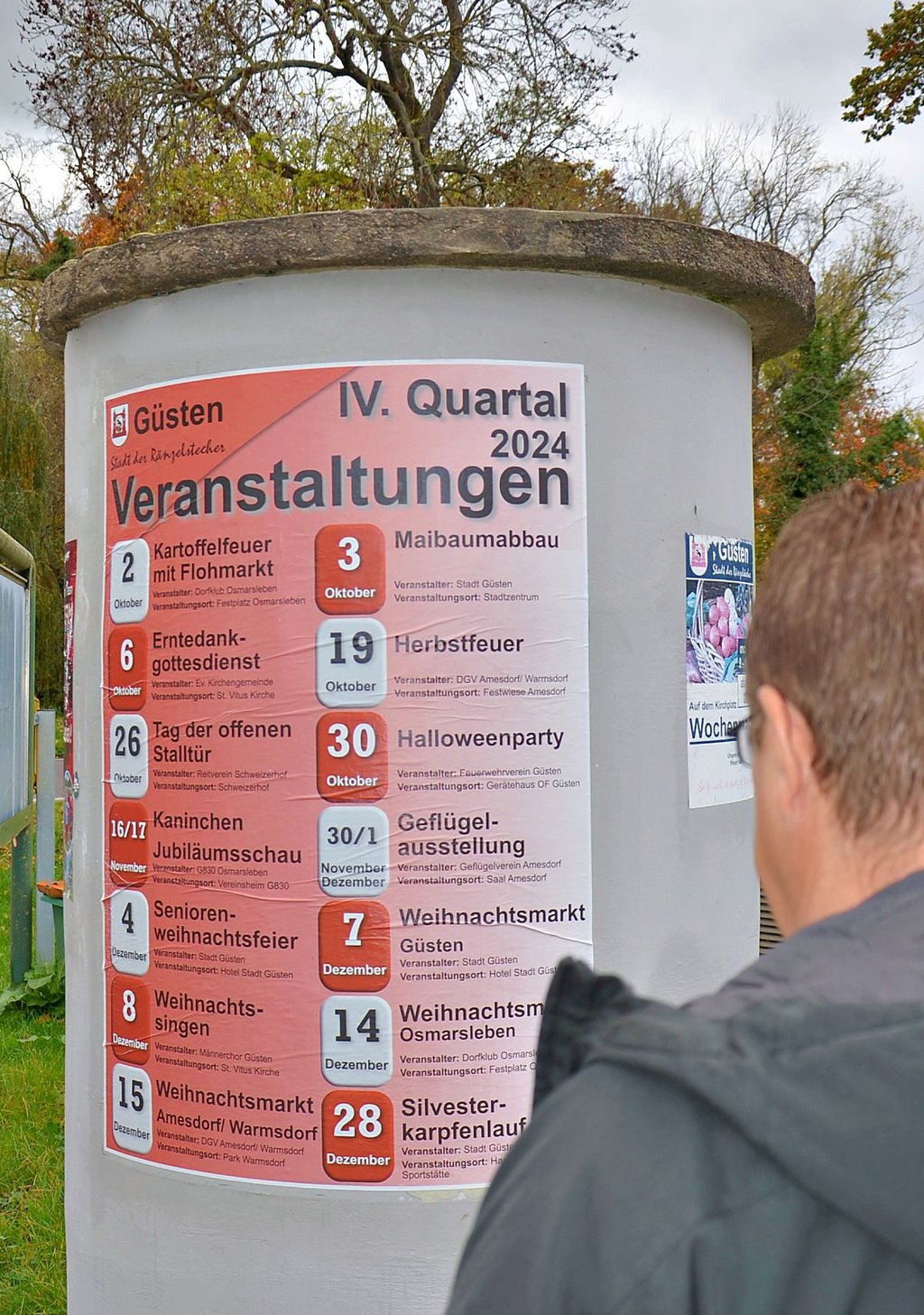 Die Plakate an den Litfaßsäulen der Stadt Güsten verraten wie hier vor der Warmsdorfer Landgaststätte von Kalnassy noch einige Veranstaltungen bis zum Jahresende. Allerdings nicht alle.