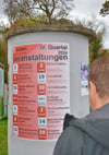 Die Plakate an den Litfaßsäulen der Stadt Güsten verraten  wie hier  vor der Warmsdorfer Landgaststätte von Kalnassy noch einige Veranstaltungen bis zum Jahresende. Allerdings nicht alle. 