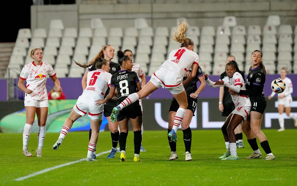 Laureta Elmazi von der SGS Essen im Spiel gegen Lydia Andrade von RB Leipzig.