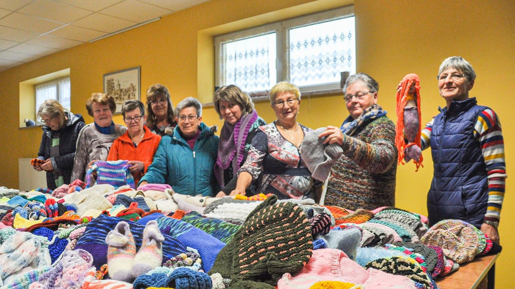 Die Strickdamen vor ihrem Jahreswerk. Marlies Duffe (2. von rechts), Leiterin der DRK-Begegnungsstätte Seehausen, strickt mit.